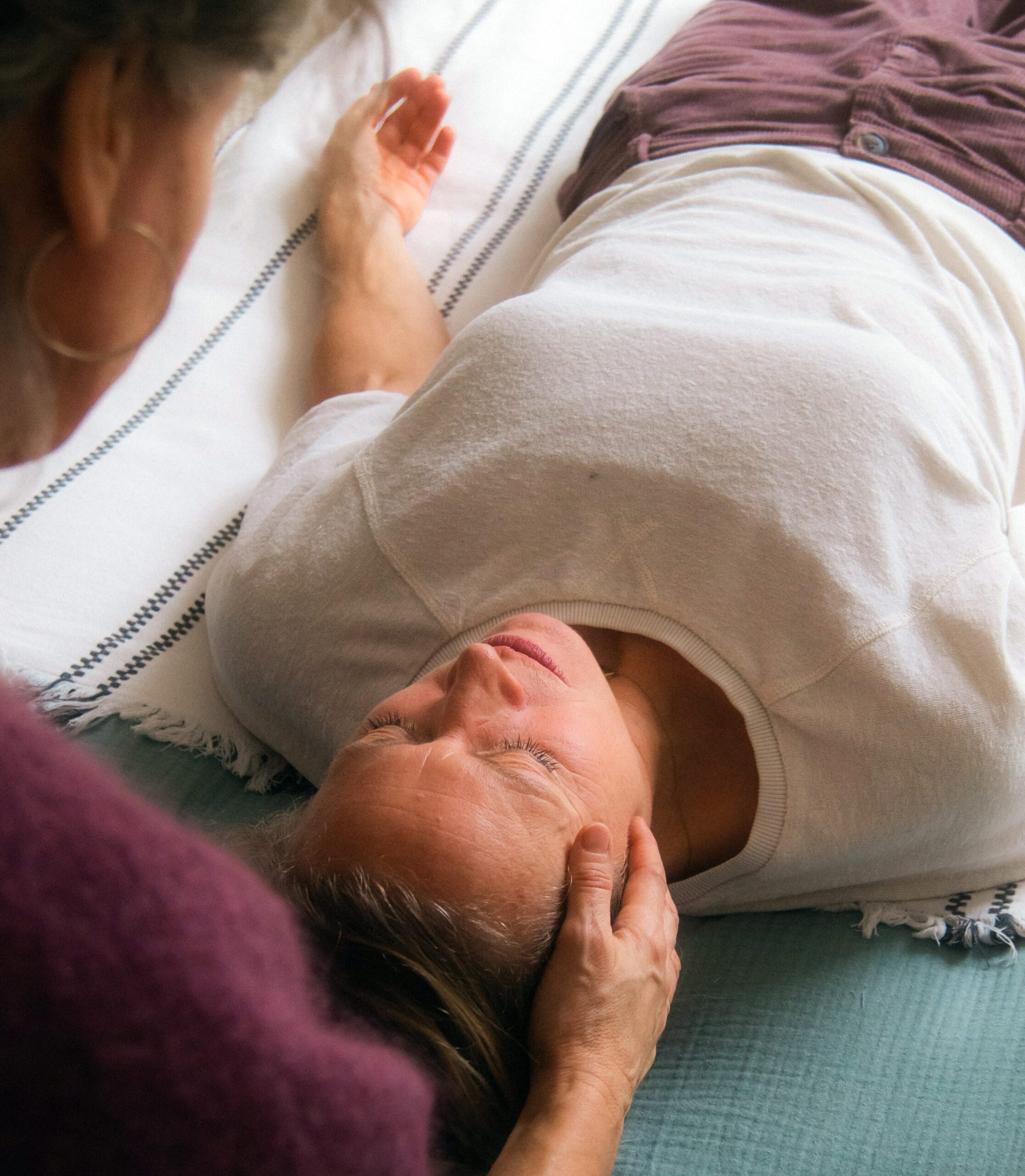 Sibylle begleitet achtsam eine Frau