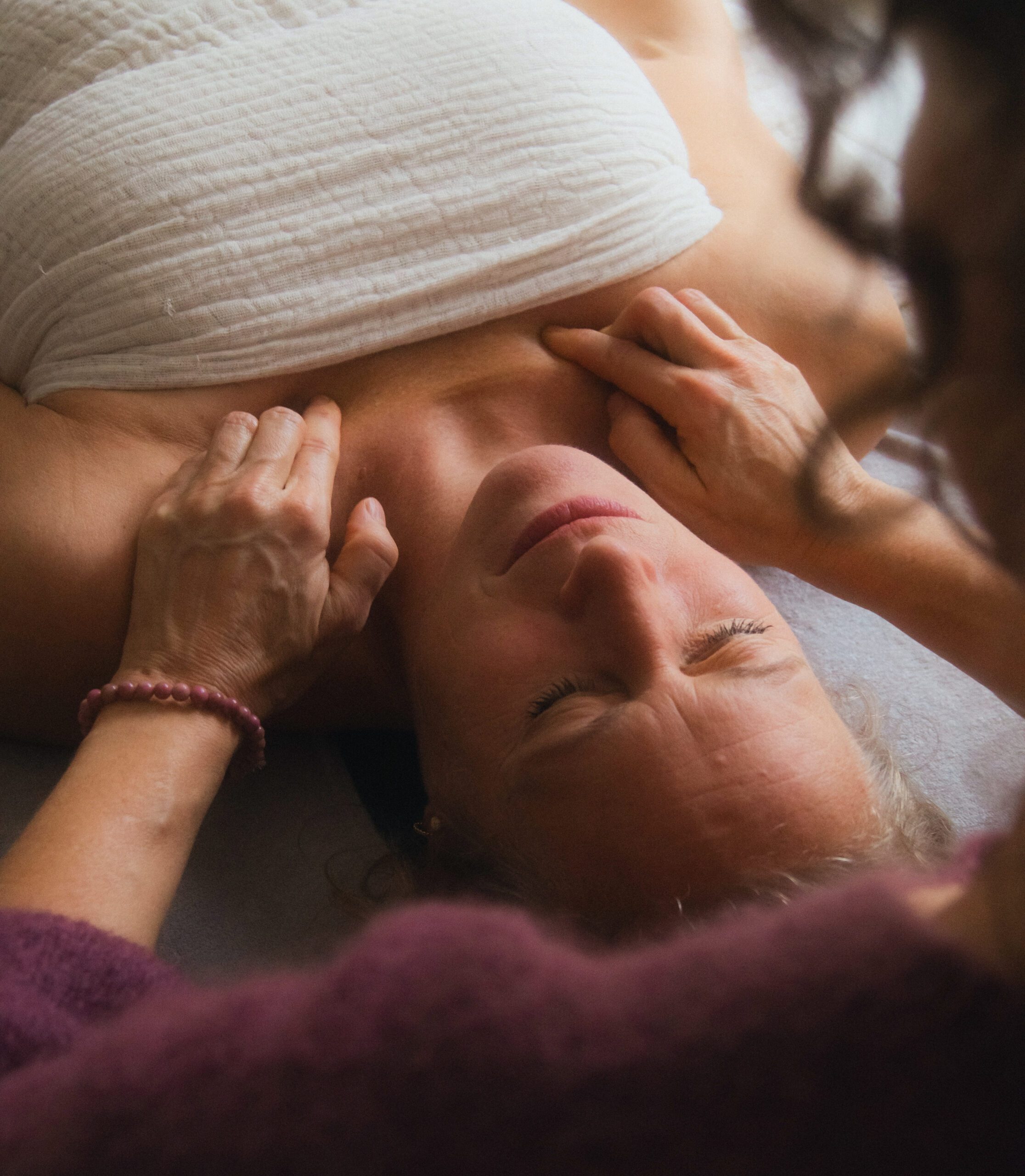 Sibylle berührt auf Druckpunkten