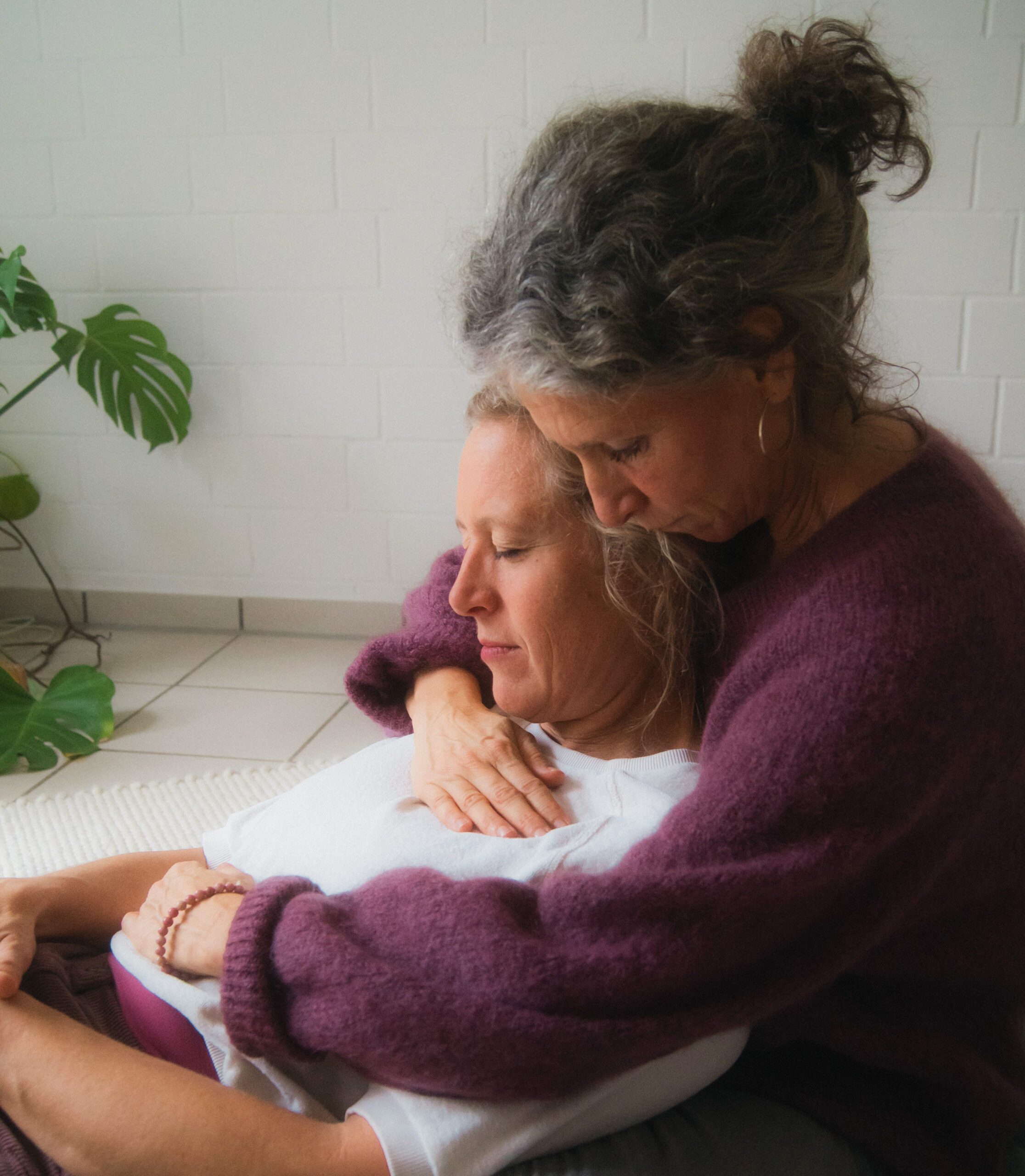 Sibylle hält liebevoll